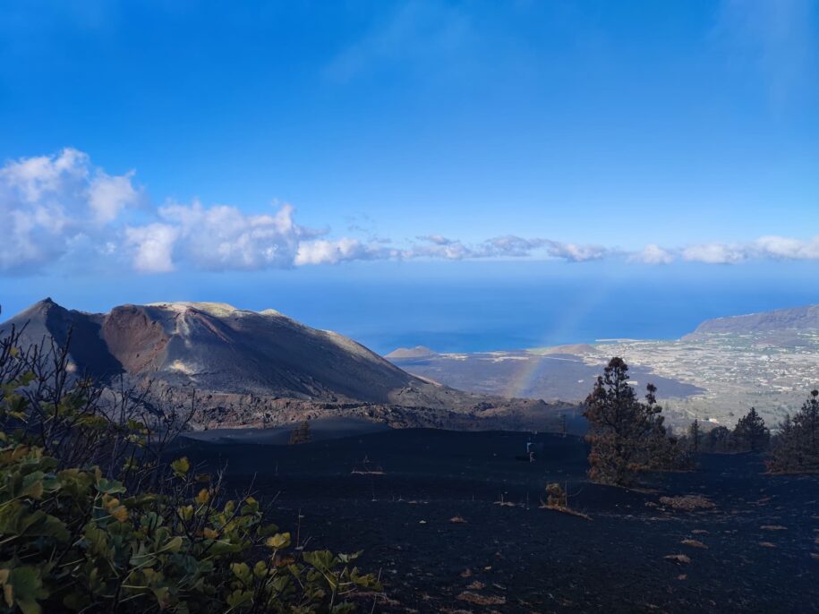 VISITA GUIADA AL TUBO VOLCÁNICO CUEVA DE LAS PALOMAS - VOLCAN TAJOGAITE vista al Valle de Aridane