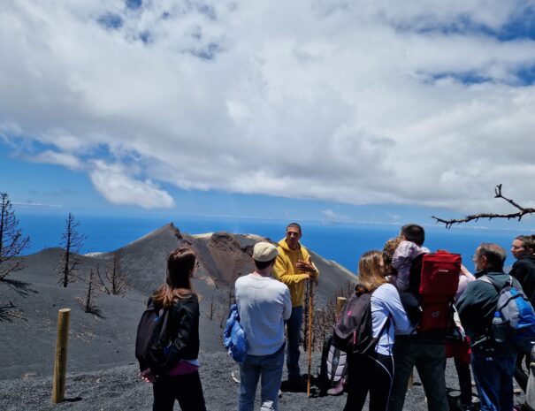 tour guiado al volcán Tajogaite guia explicando (2)
