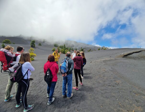 tour guiado al volcán Tajogaite guia explicando (3)