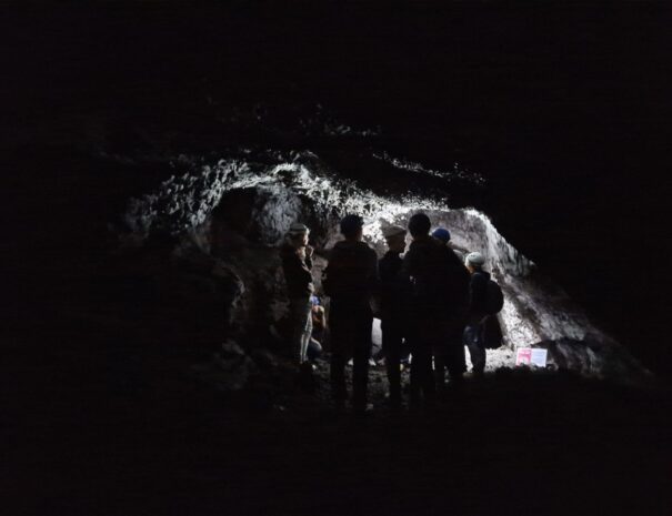 visita guiada al tubo volcanico cueva de las palomas