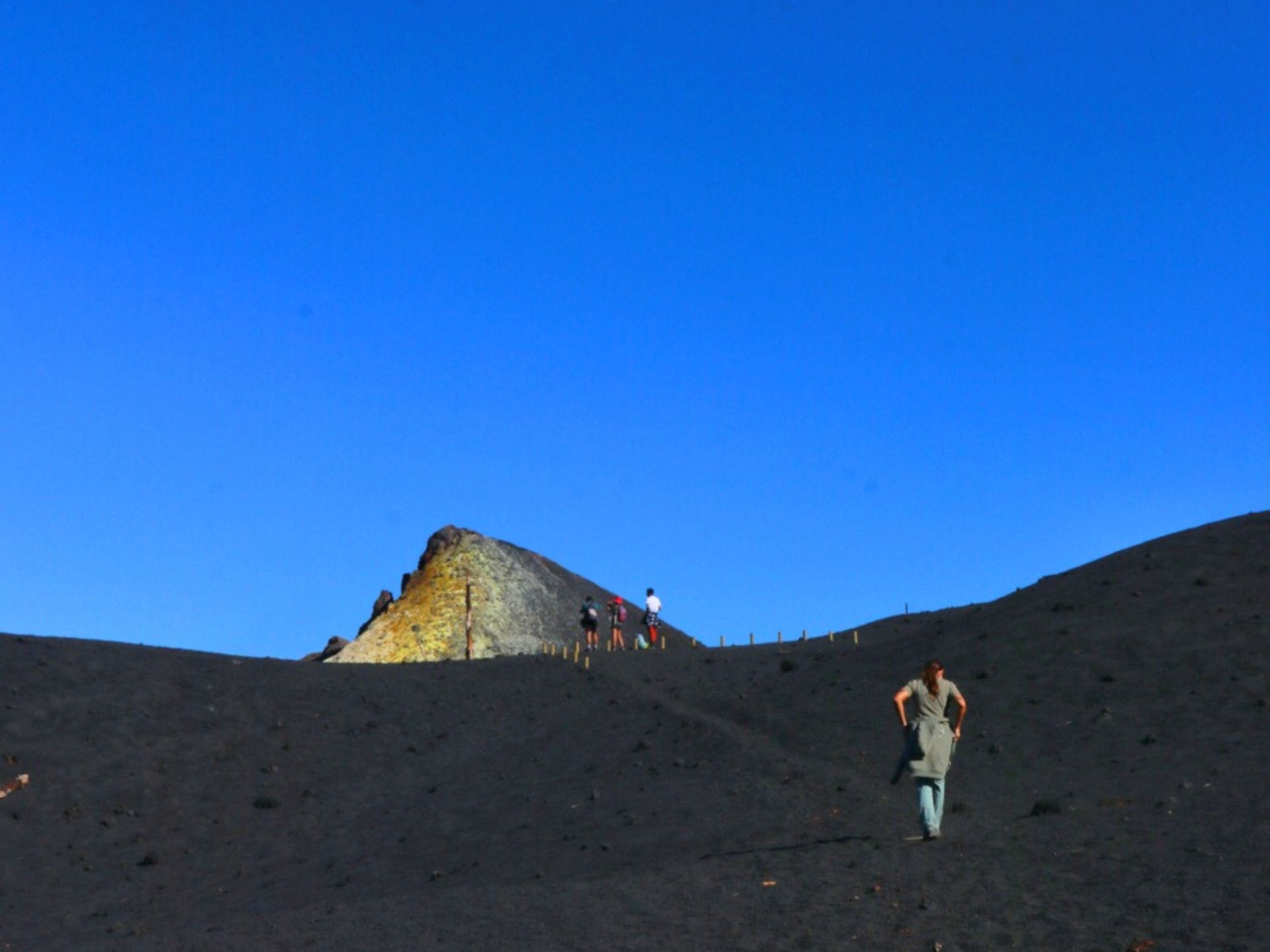 grupo acercándose al volcán