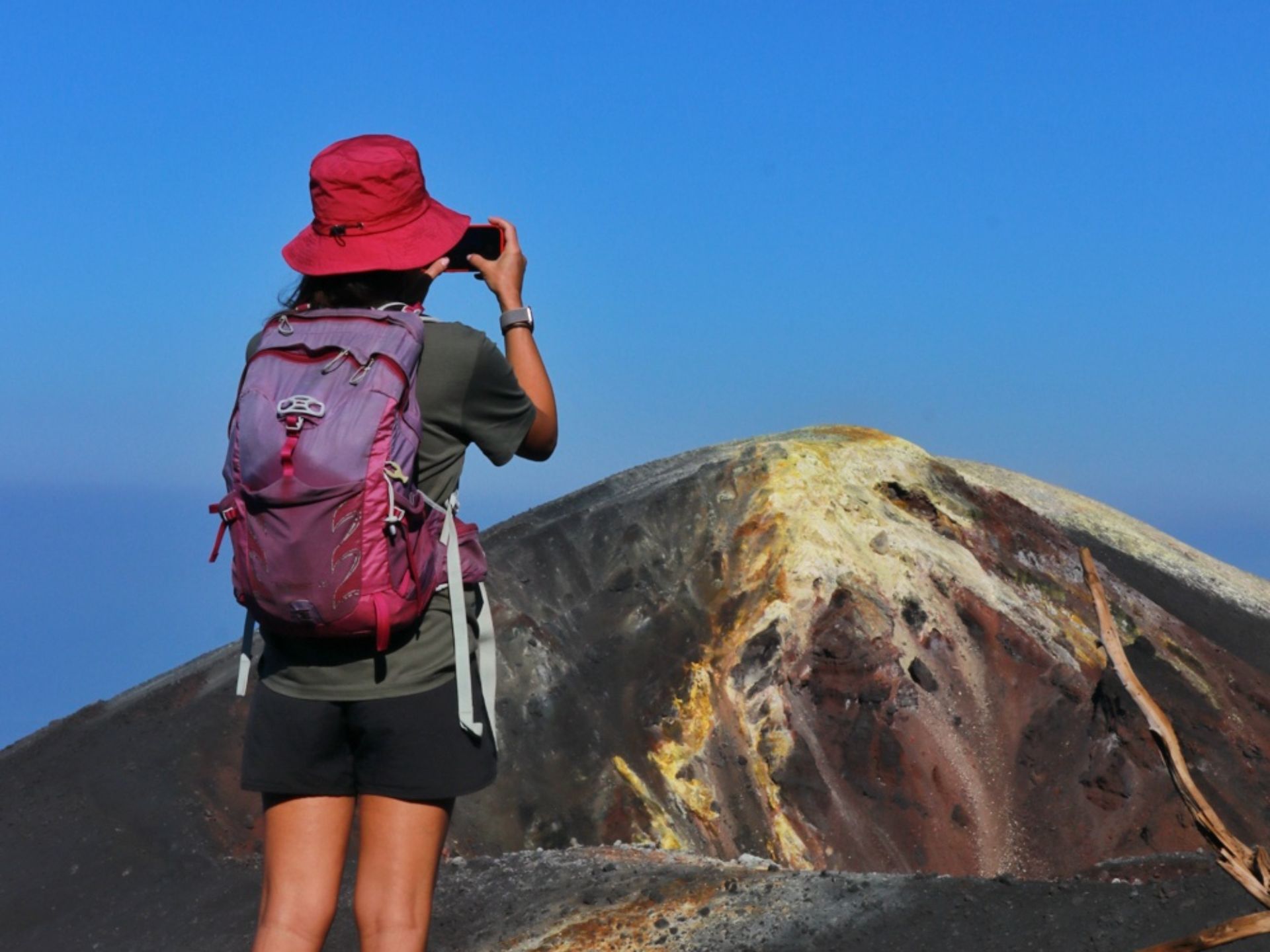 turista foto volcán Tajogaite